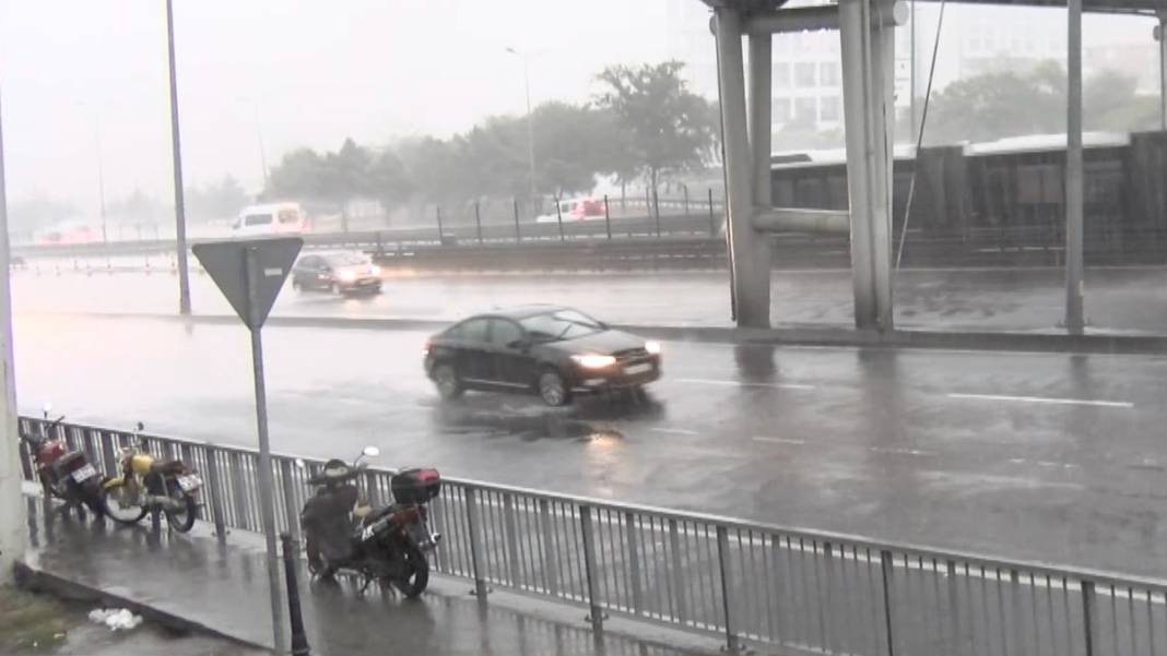 İstanbul'da sağanak sele dönüştü: İstinat duvarı çöktü, yollar göle döndü... 4